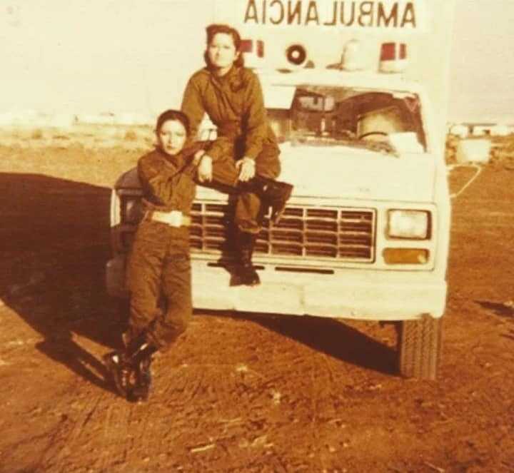 Instrumentadoras junto a una ambulancia durante la Guerra de Malvinas